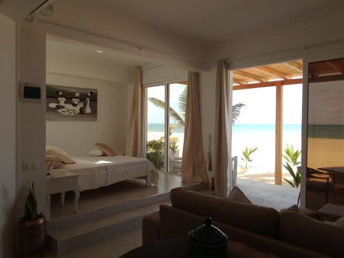 萨尔雷Villa Cristina Alojamento, Praia de Chaves, Boa Vista, Cape Verde, WI-FI的一间卧室配有一张床,享有海滩美景