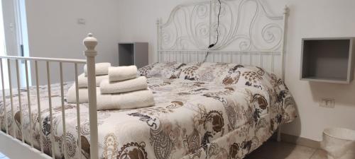 塔兰托DA VINCI AFFITTACAMERE BORGO的一间卧室配有一张带毯子的床和一台电视。