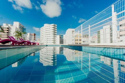 福塔莱萨D8 Hotel Express的一座位于高楼城市的游泳池