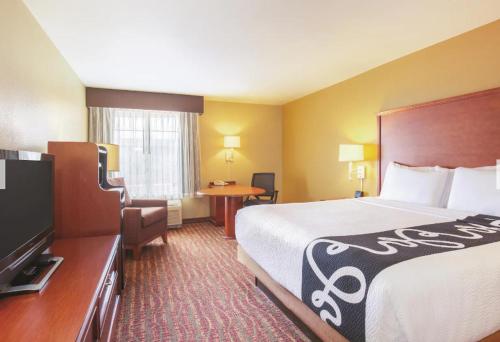 本顿维尔本顿维拉昆塔套房酒店的酒店客房设有一张大床和一台电视。