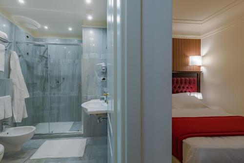 夏卡La Paloma Blanca Hotel的带淋浴、床和盥洗盆的浴室