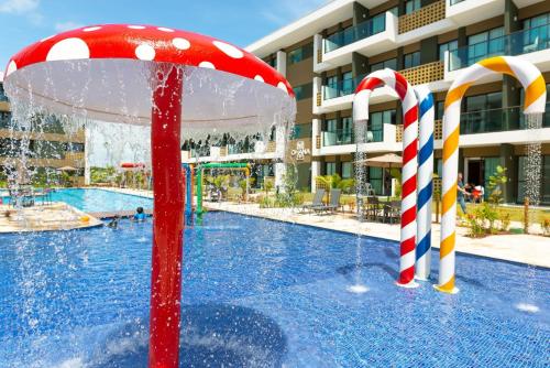嘎林海斯港Mana Beach Experience Muro Alto por Brevelar的一个带有糖果藤的水上公园的游泳池
