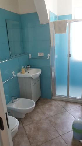 斯佩基亚美景如画住宿加早餐旅馆的浴室配有卫生间、盥洗盆和淋浴。