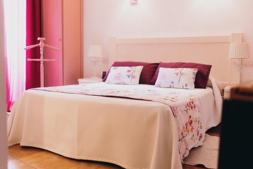 锡内乌Can Serrete的一间卧室配有一张带白色毯子和枕头的床。