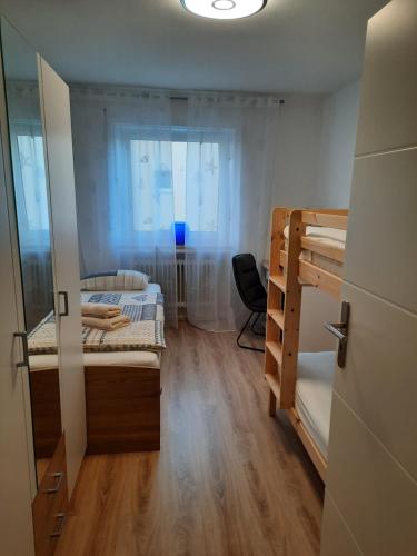 柯尼希斯布伦Moderne 3Zimmer Wohnung, in Königsbrunn bei Augsburg的客房设有两张双层床和一扇窗户。