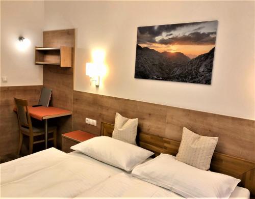 普法尔韦尔芬沃卡里奥旅馆的酒店客房配有两张床和一张书桌