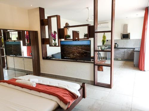 BijiloKasumai Beach Resort的客厅设有壁挂式平面电视。