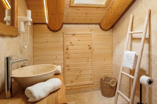 普雷代亚尔Chalet Rozmarin Predeal的客房内设有带水槽和浴缸的浴室