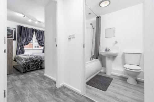 提普顿Middle Meadow的浴室配有卫生间、盥洗盆和浴缸。