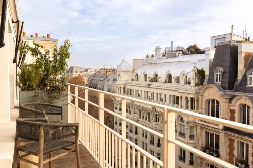 巴黎Hôtel Dame des Arts的市景阳台,配有两把椅子