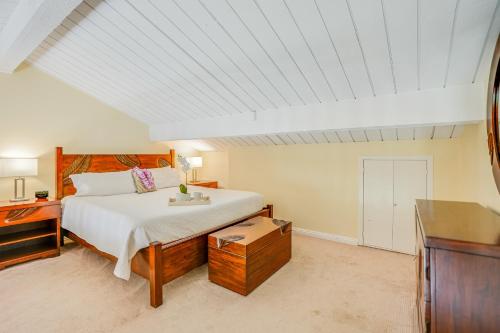普林斯维尔Hanalei Bay Resort 2301的一间卧室配有一张大床和一个梳妆台