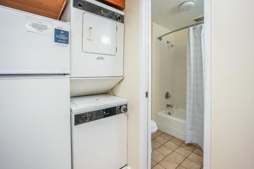 普林斯维尔Hanalei Bay Resort 2301的一间带冰箱和卫生间的小浴室
