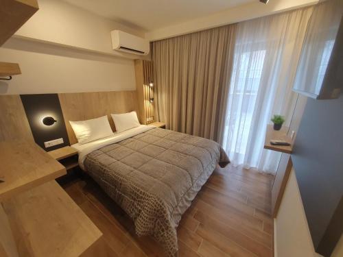 帕拉利亚卡泰里尼斯EUPHORIA ''Staying in Pleasure''的酒店客房设有床和窗户。