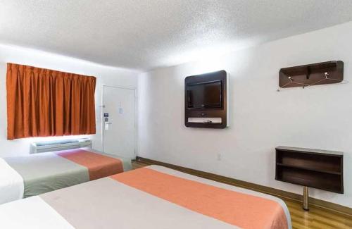 安纳海姆Beachside Inn的酒店客房设有两张床和一台平面电视。