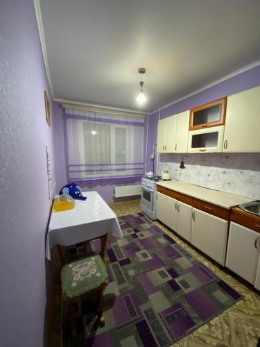 科克舍套Сдам квартиры посуточно的厨房配有紫色墙壁和白色橱柜