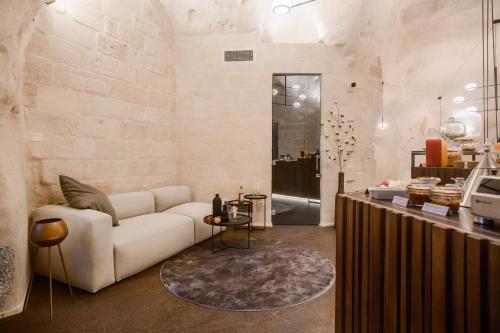 马泰拉Le Malve Cave Retreat的客厅配有白色的沙发和桌子