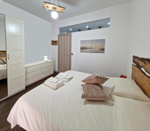 巴里SAINT GEORGE'S HOUSE Bari的卧室配有一张带枕头的大型白色床。