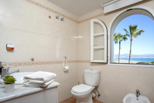 马拉加-MalagaSunApts-WEST Malaga Amazing SeaView的一间带卫生间、水槽和窗户的浴室