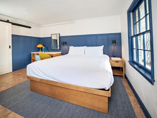 巴兹敦Bardstown Motor Lodge的一间卧室配有一张带蓝色墙壁的大床