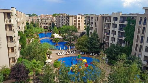 阳光海滩Cascadas Family Resort 2-Rooms Apartment sunny beach的城市水上公园的空中景观