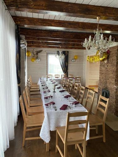 Homestead - Ukmergė area的长长的用餐室配有长桌子和椅子