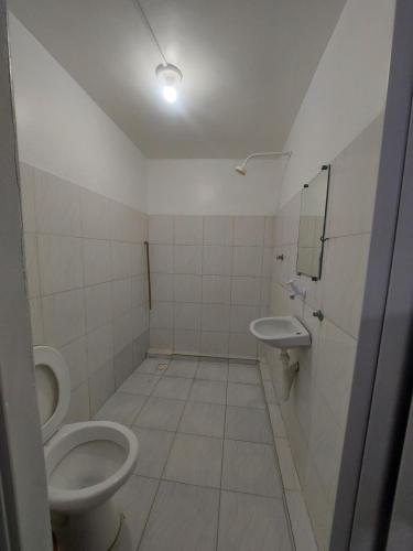 圣路易斯Hotel Pousada dos Sonhos的浴室设有2个卫生间和水槽