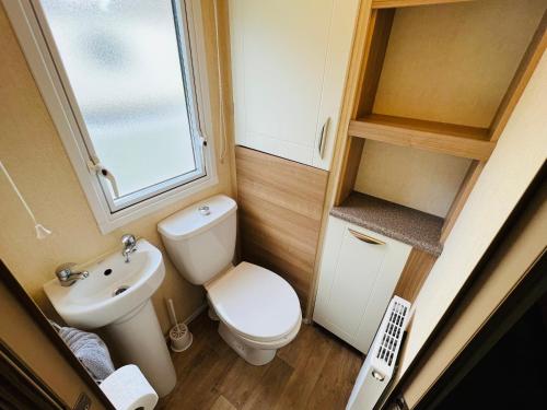 尚克林Luxury 2 Bedroom Caravan LG13, Shanklin, Isle of Wight的一间带卫生间和水槽的小浴室