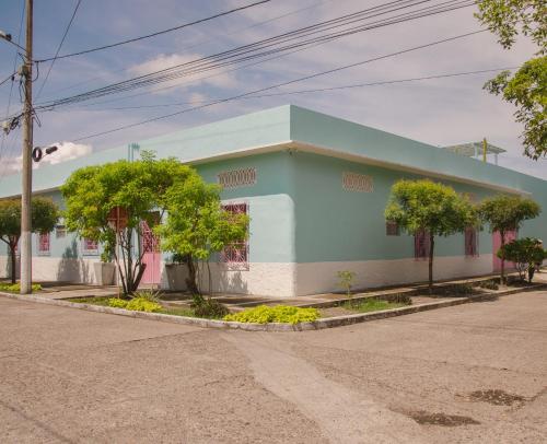 亨达Casa Celeste Honda的街道边的蓝色和白色建筑