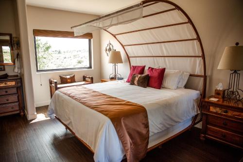 卡顿伍德Origins Bed and Breakfast的一间卧室设有一张大床和一个窗户。