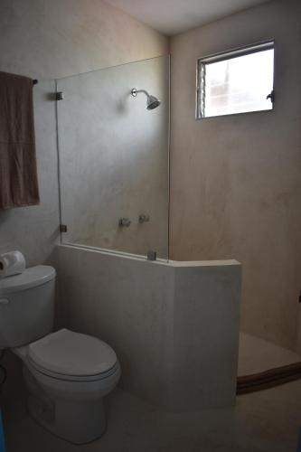 科苏梅尔LUNA AZUL BY UVAS的一间带卫生间和浴缸的浴室以及窗户。