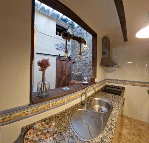 埃尔加斯托尔Casa Cuartel的一间带水槽和大窗户的浴室