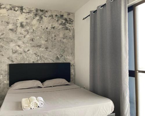 普拉亚Cantinho C - Alojamento Complementar的一间卧室配有一张床,上面有两条毛巾