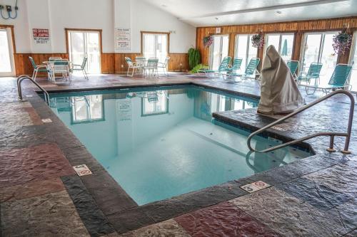 加特林堡Morning Vista的一个带桌椅的大型游泳池