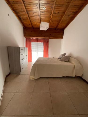 DoloresHermoso Depto con excelente ubicación的一间卧室设有一张床和一个窗口