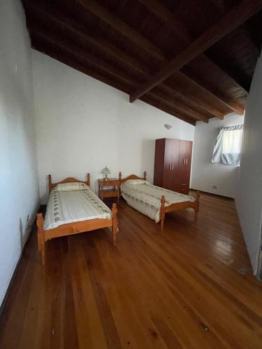 DoloresHermoso Depto con excelente ubicación的客房设有两张床,铺有木地板。