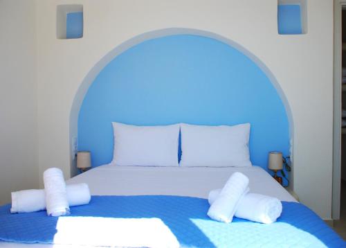 IstérniaAelia Mare Penthouse的蓝色卧室配有带白色枕头的床