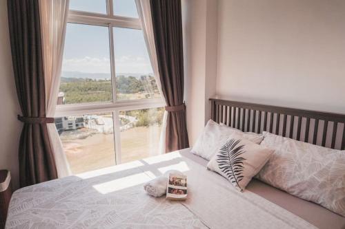 长滩岛Modern Tropical Luxe Apartment - Ilig-Iligan Beach的一间卧室设有一张大床和大窗户