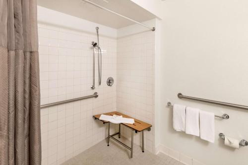 欧文达拉斯6号汽车旅馆 - 沃斯堡机场北部的带淋浴、桌子和毛巾的浴室