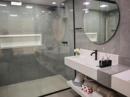 Saco do CeuPousada Gata Russa的一间带水槽和镜子的浴室