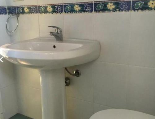 巴勒莫House Busacca di Gallidoro的浴室配有白色水槽和卫生间。