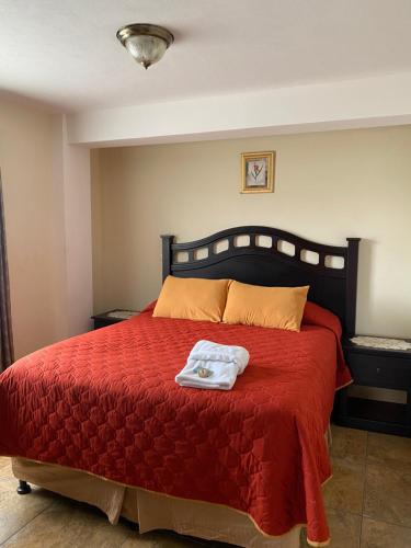 克萨尔特南戈Apartamento #6 Portal de Occidente的一间卧室配有红色的床和红色毯子