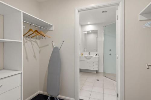萨拉曼德湾Pacific Blue 520 private pool air conditioning and Wi Fi的白色的浴室设有水槽和镜子