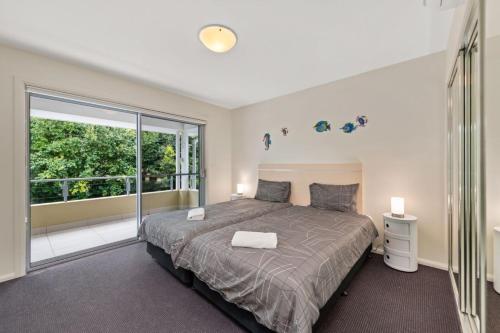 萨拉曼德湾Pacific Blue 520 private pool air conditioning and Wi Fi的一间卧室设有一张床和一个大窗户