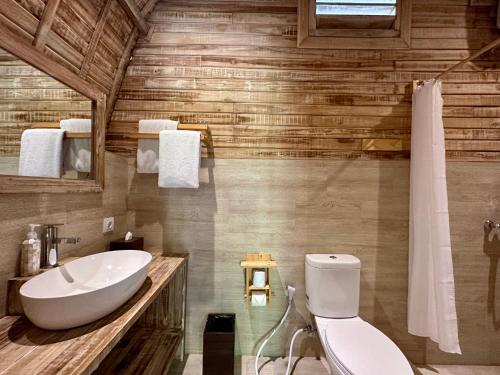 坎古Tanhana Villa Canggu的浴室配有白色卫生间和盥洗盆。