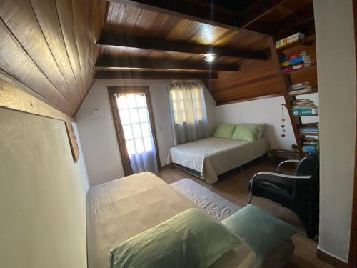 布希奥斯Chalés Búzios的小房间设有床和沙发