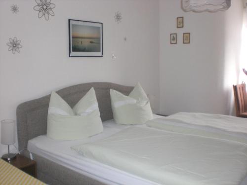 萨斯尼茨索菲娅别墅酒店的一间卧室配有两张带白色床单和枕头的床。