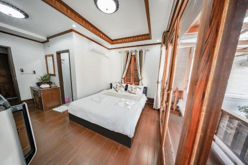 琅勃拉邦Villa Wanika的一间小卧室,配有床和窗户