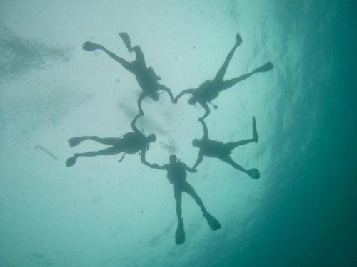 丽贝岛阿当海洋潜水生态山林小屋的一群人组成水中的心脏