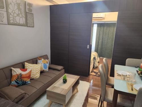 马尼拉air residences的客厅配有沙发和桌子