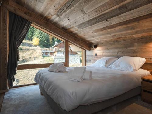 谷雪维尔Appartement Courchevel 1550, 4 pièces, 6 personnes - FR-1-631-111的一张大床,位于带大窗户的房间里